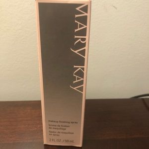 Makeup finishing spray